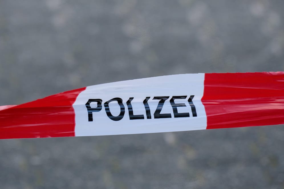 Polizeiabsperrung (Symbolbild): In Frankfurt-Oberrad ist am Samstagabend eine Leiche entdeckt worden.