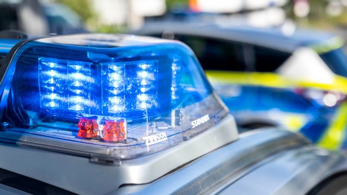 Ein Blaulicht leuchtet auf dem Dach eines Einsatzwagens der Polizei (Symbolbild): Eine Frau wurde leblos aufgefunden.