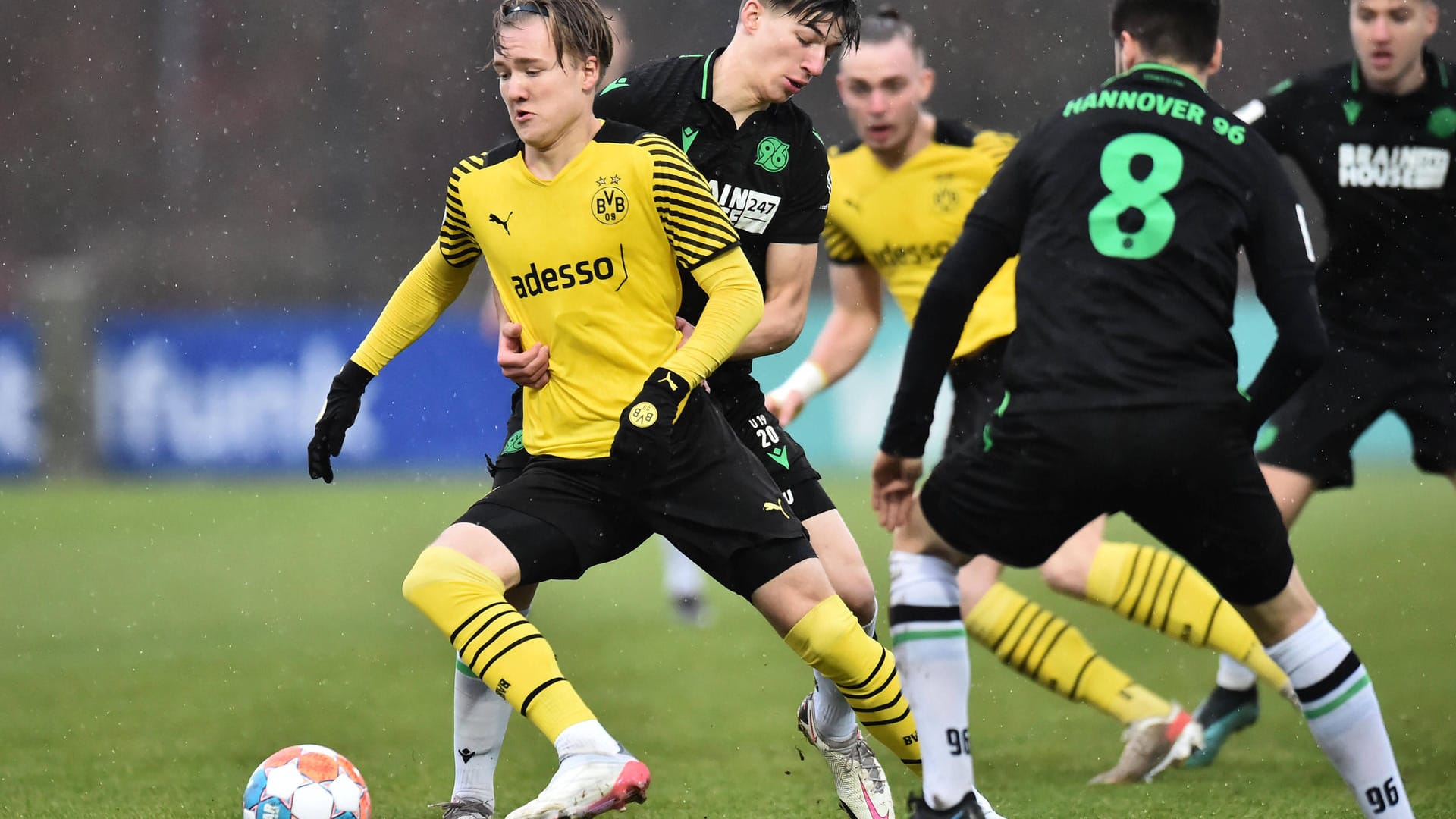 Julian Dean Rijkhoff im Spiel gegen Hannover 96 (Archivbild): Er wechselte im Januar 2021 aus Amsterdam zum BVB.