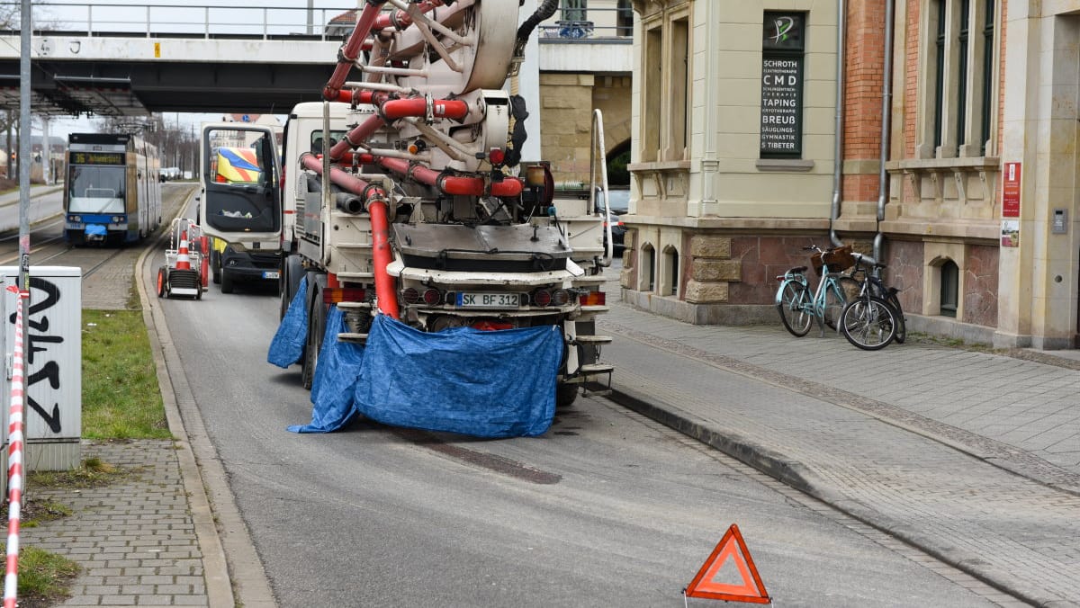 Unfall in Leipzig: Ein Lkw-Fahrer hatte die Passantin offenbar übersehen. Unfall in Leipzig: Ein Lkw-Fahrer hatte die Passantin offenbar übersehen.
