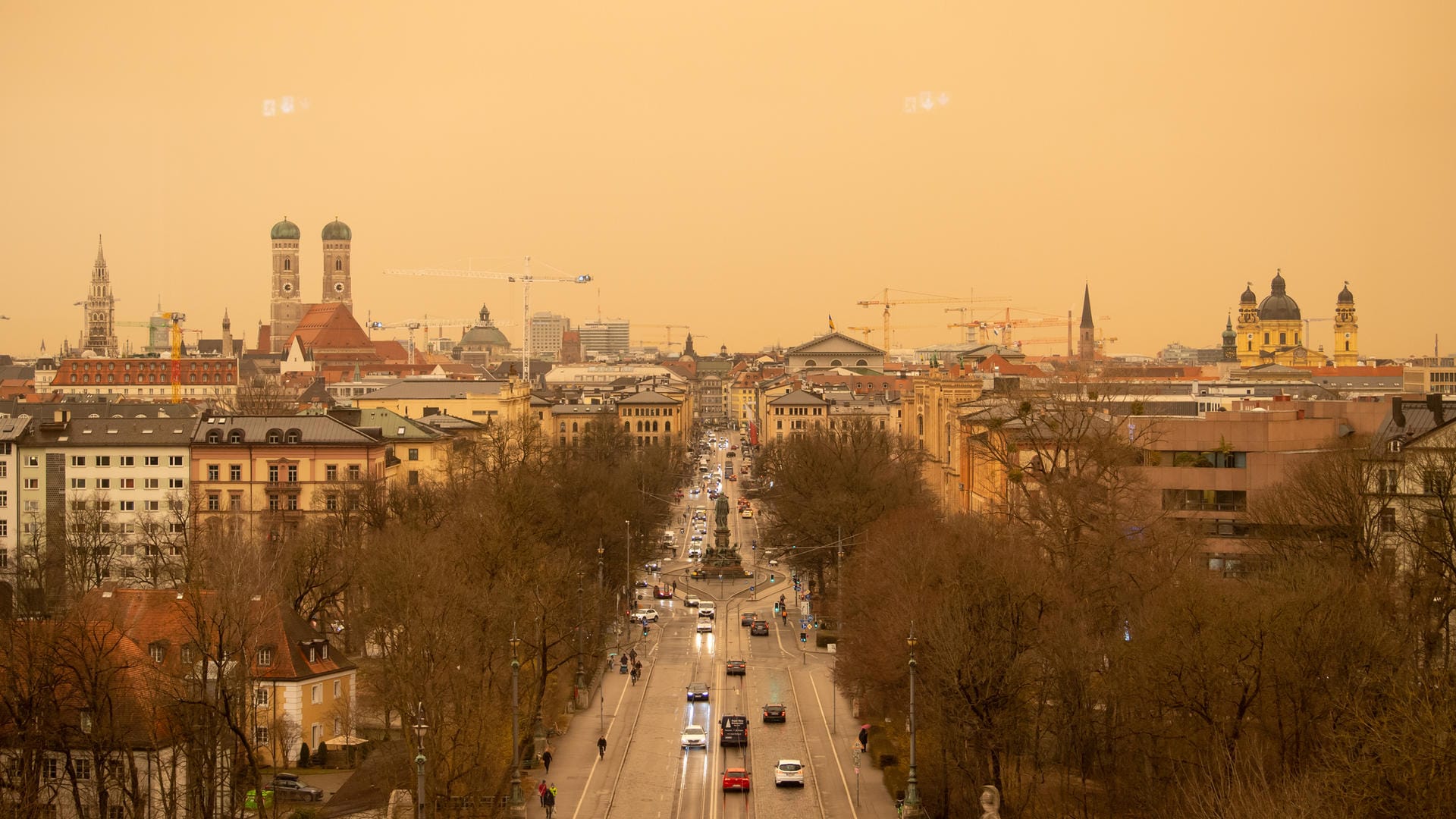 Gelb gefärbter Himmel über München: Staub aus der nordafrikanischen Wüste sorgt für das ungewöhnliche Bild. Gelb gefärbter Himmel über München: Staub aus der nordafrikanischen Wüste sorgt für das ungewöhnliche Bild.