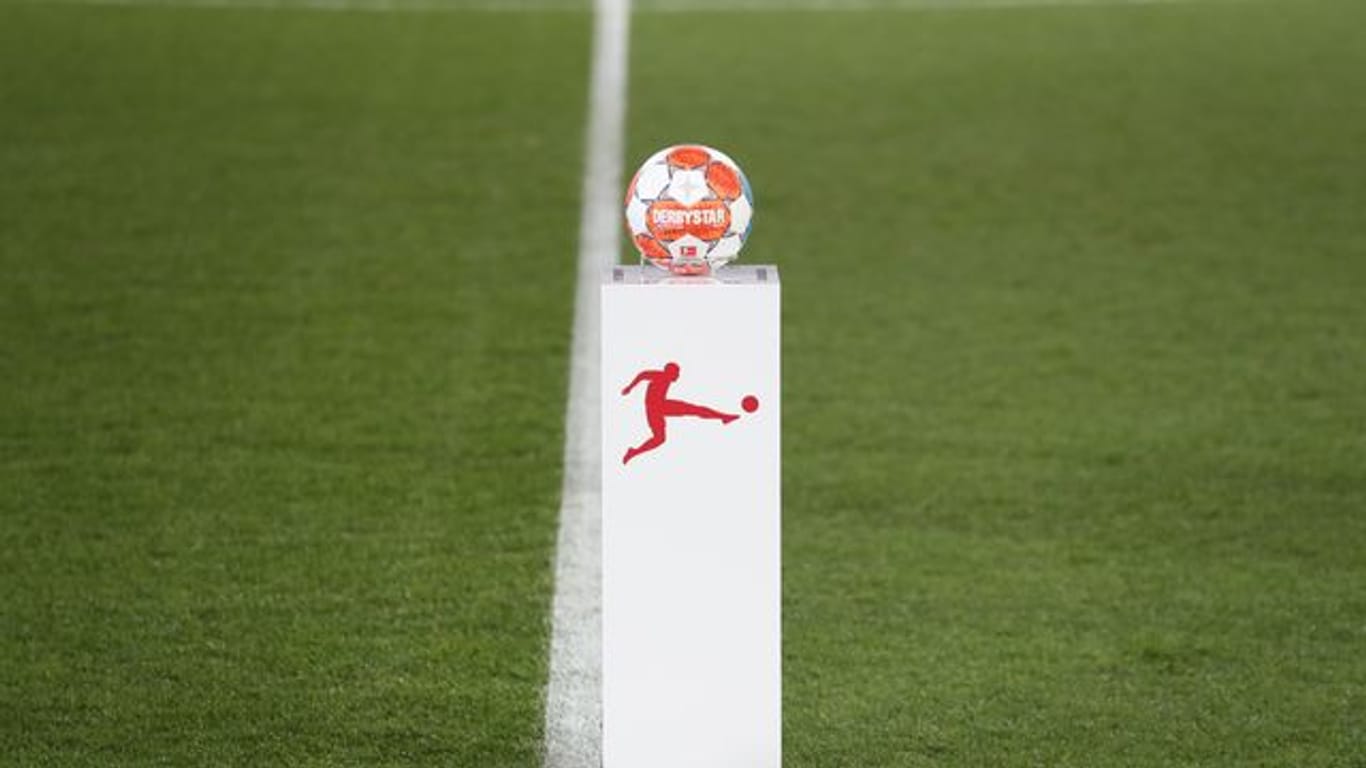Das Logo der Deutschen Fußball Liga auf einem Sockel mit dem Spielball vor einem Bundesliga-Spiel.