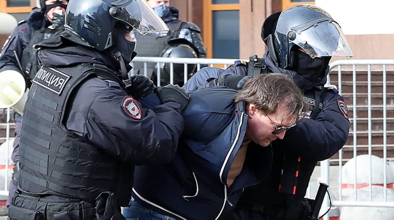 Festnahme bei den Anti-Kriegs-Protesten in Moskau: Seit Beginn der Invasion sollen rund 14.000 Menschen festgenommen worden sein.