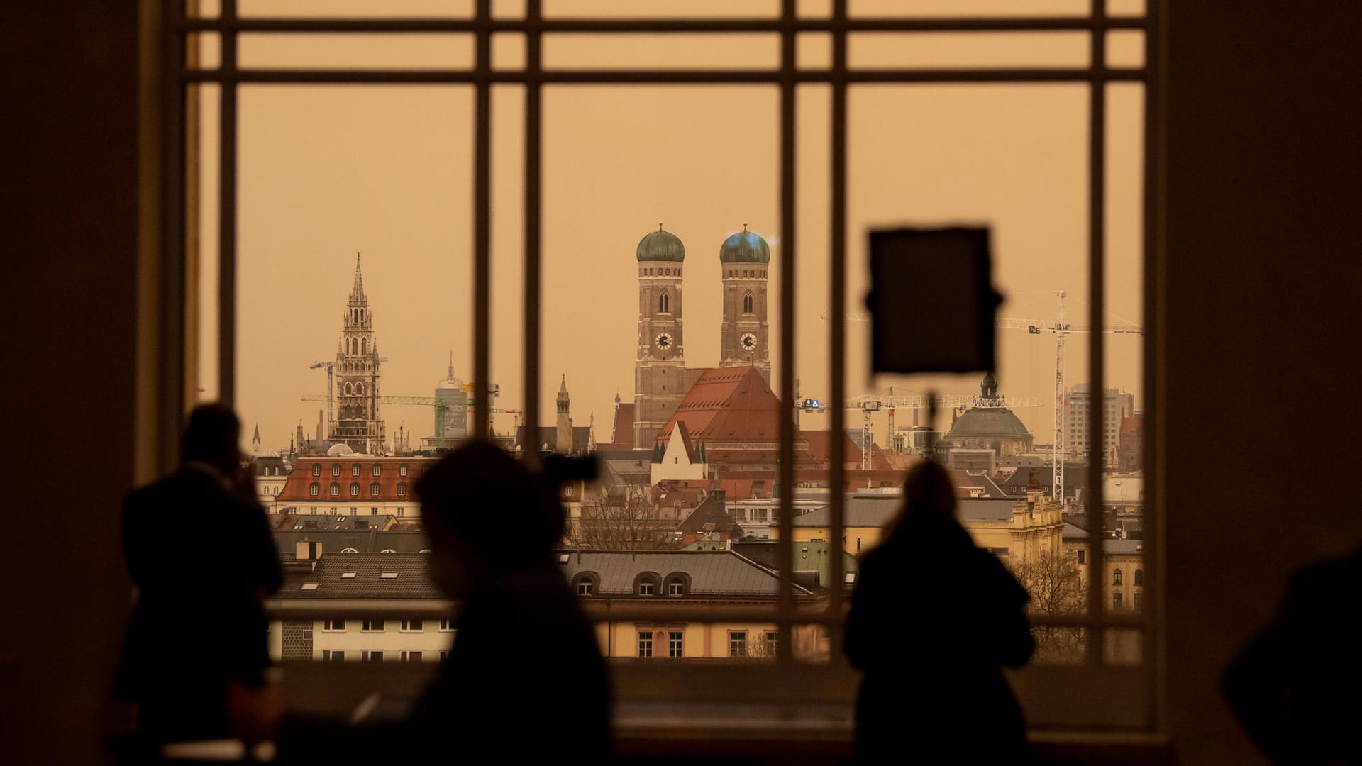 Blick aus dem bayerischen Landtag: Über der Innenstadt zog am Mittag schlechtes Wetter auf, das den Staub mitbrachte.