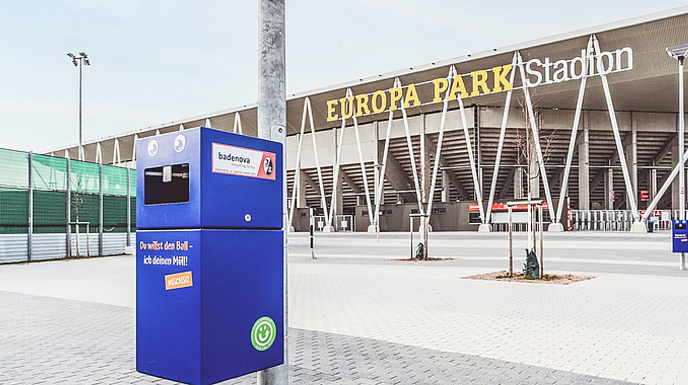 Sprechende Mülleimer vor der Freiburger Arena: Der Sportclub aus Freiburg will so für mehr Umweltbewusstsein bei den Fans werben.