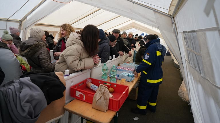Helfer versorgen in einem Zelt die ukrainischen Flüchtlinge in der Hammerstraße: Vor Ort werden Lebensmittel und Hygieneartikel verteilt.