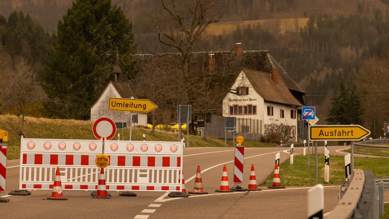 Die B31 nahe Kirchzarten: Ein Felsbrocken an der Straße droht abzustürzen.