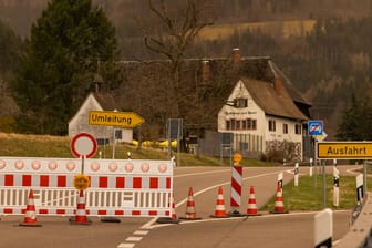 Die B31 nahe Kirchzarten: Ein Felsbrocken an der Straße droht abzustürzen.