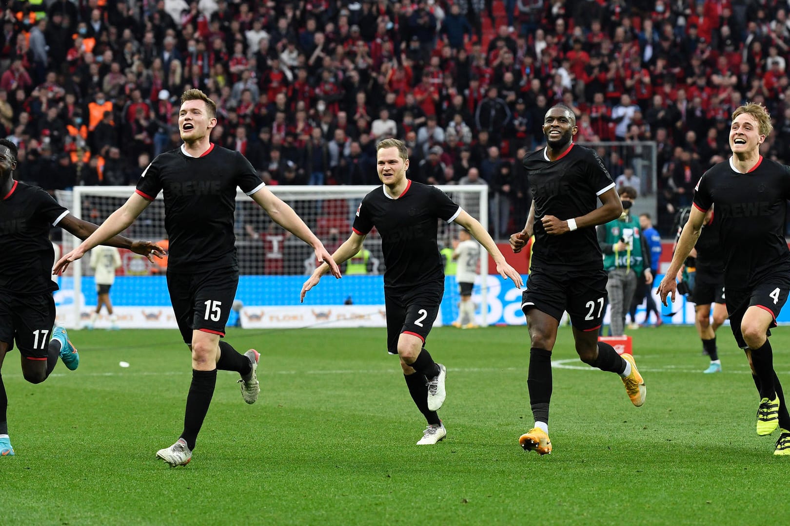 Spieler des 1. FC Köln feiern nach dem Siegtor (Archivbild): Der Klassenerhalt ist gesichert.