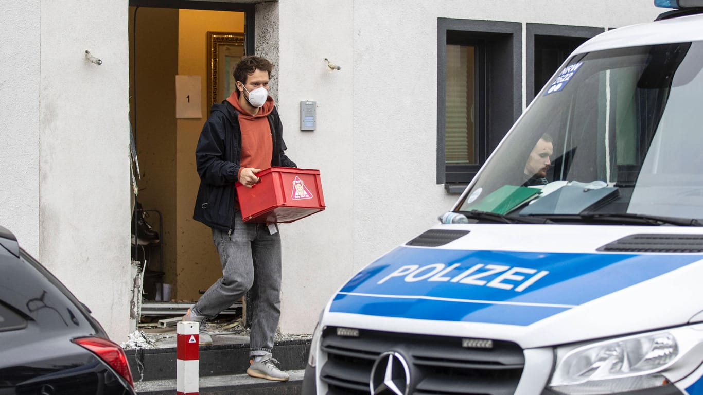 Ermittler durchsuchen eine Wohnung (Symbolbild): Mutmaßliche Drogenbande in Dortmund zerschlagen.