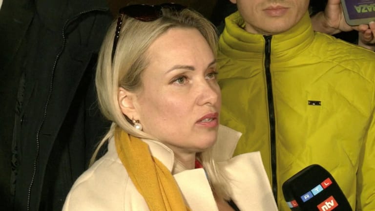 Marina Owsjannikowa nach dem Gerichtstermin in Moskau: Vorerst ist die Redakteurin auf freiem Fuß.