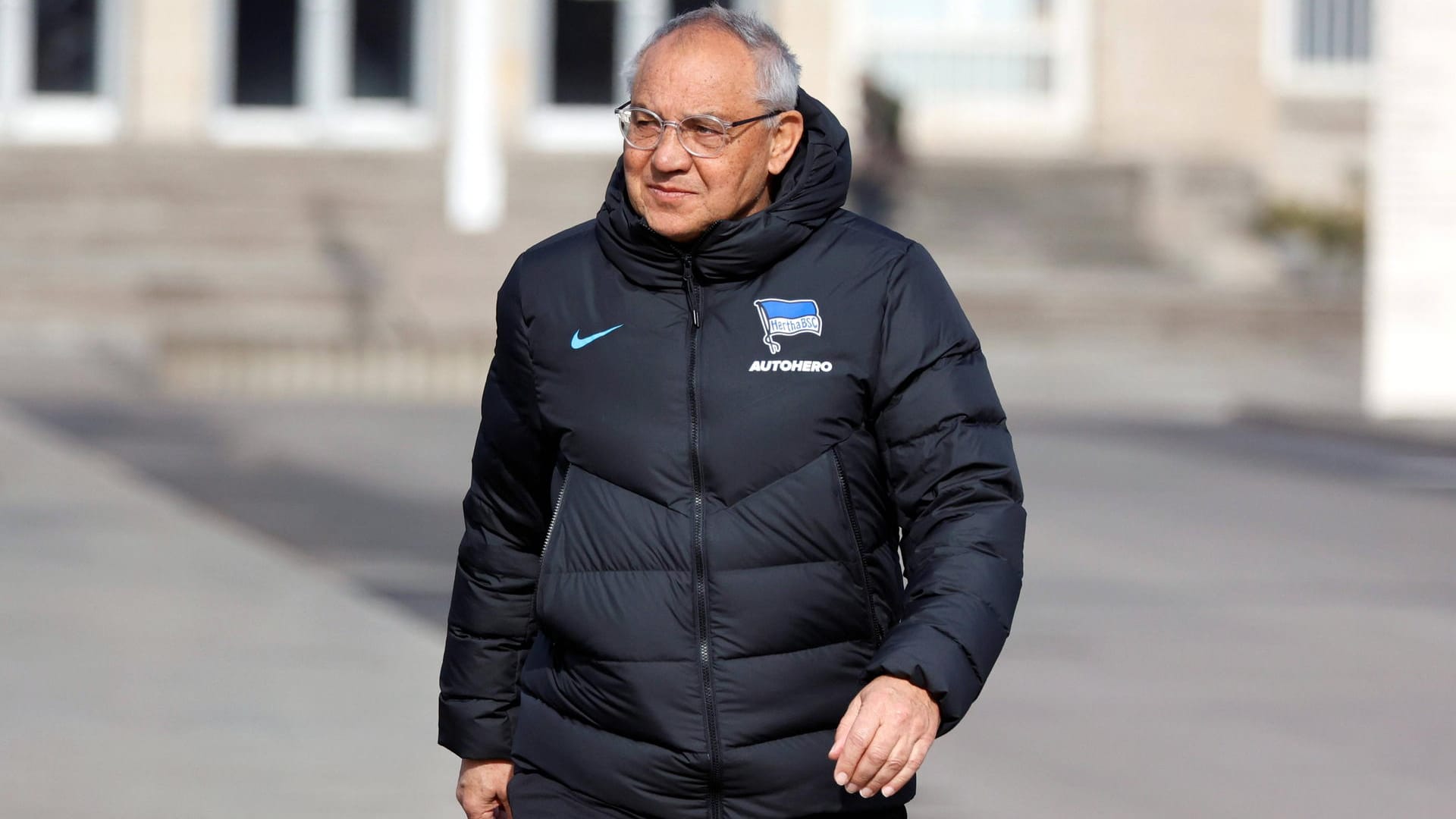 Sein erster Tag: Felix Magath auf dem Weg zum Hertha-Training.