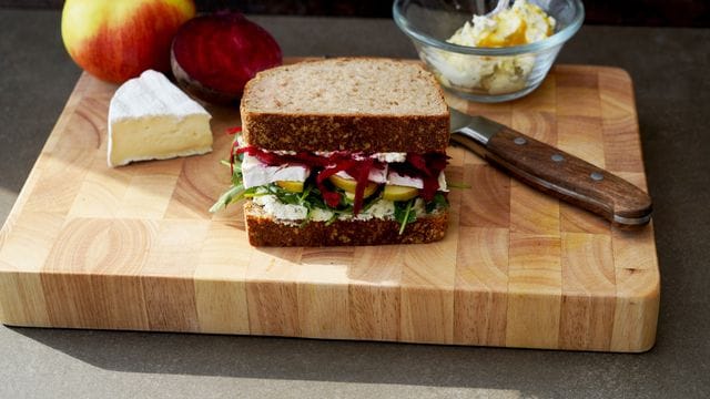 Das Frühlingssandwich punktet mit mehreren Geschmacksetagen aus Frischkäse, Rucola, Apfelschnittchen, Camembert und knackiger Rote Bete zwischen zwei Scheiben Kartoffelbrot.