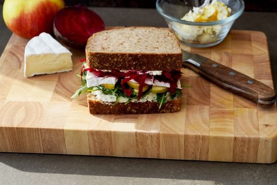 Das Frühlingssandwich punktet mit mehreren Geschmacksetagen aus Frischkäse, Rucola, Apfelschnittchen, Camembert und knackiger Rote Bete zwischen zwei Scheiben Kartoffelbrot.