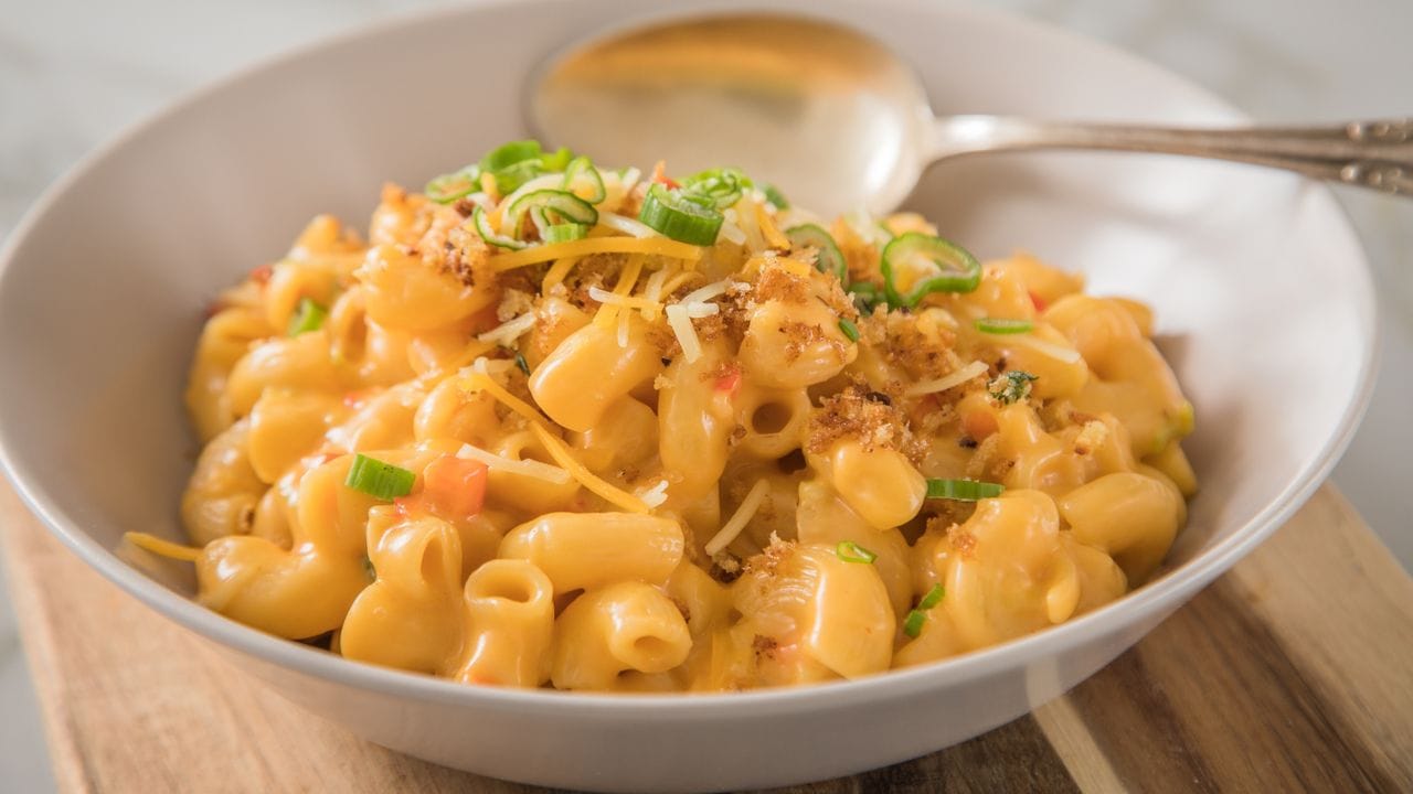 Mac and Cheese nach Rihanna werden aus Makkaroni, einem Mix aus mildem und würzigem Cheddar, Charlotten, Frühlingszwiebeln, roter Paprika, Senf, Ketchup und Chillisoße gemacht. Mac and Cheese nach Rihanna werden aus Makkaroni, einem Mix aus mildem und würzigem Cheddar, Charlotten, Frühlingszwiebeln, roter Paprika, Senf, Ketchup und Chillisoße gemacht.