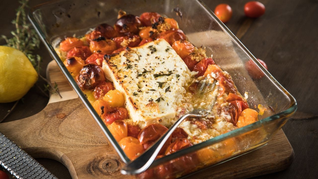 Die Soße für die Baked Feta-Pasta macht sich quasi von allein: Feta, bunte Cherrytomaten, Knoblauch, Thymian, Salz, Pfeffer, Olivenöl und Zitronenschale in eine Auflaufform geben und 25 Minuten backen, umrühren und über die Pasta fließen lassen. Die Soße für die Baked Feta-Pasta macht sich quasi von allein: Feta, bunte Cherrytomaten, Knoblauch, Thymian, Salz, Pfeffer, Olivenöl und Zitronenschale in eine Auflaufform geben und 25 Minuten backen, umrühren und über die Pasta fließen lassen.