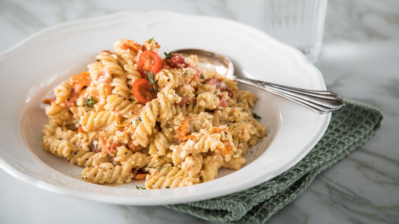 Die verrührte Soße für die Baked Feta-Pasta aus der Auflaufform über die Nudeln geben und servieren. Die verrührte Soße für die Baked Feta-Pasta aus der Auflaufform über die Nudeln geben und servieren.