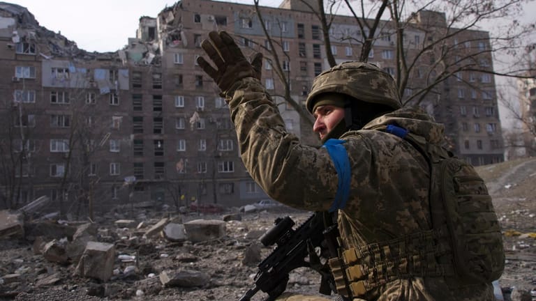 Ein ukrainischer Soldat in Mariupol: Ein weiterer russischer Kommandeur soll getötet worden sein.