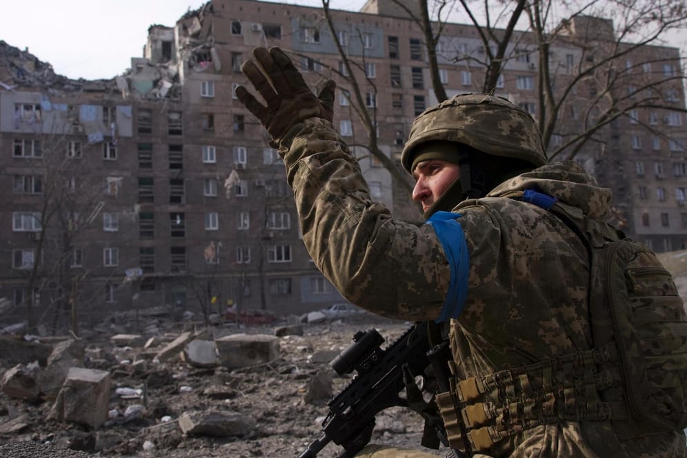 Ein ukrainischer Soldat in Mariupol: Ein weiterer russischer Kommandeur soll getötet worden sein.