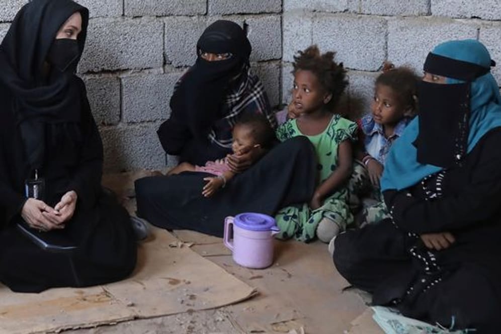 Hollywood-Schauspielerin und UN-Sonderbotschafterin Angelina Jolie (l) unterhält sich mit vertriebenen jemenitischen Frauen in Al Kandam.