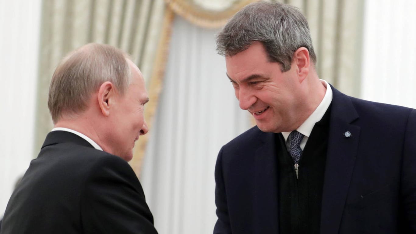 Markus Söder schüttelt die Hand von Wladimir Putin bei einem Besuch in Moskau (Archivbild): Der bayerische Ministerpräsident verteidigte die deutsche Russlandpolitik bei Lanz..