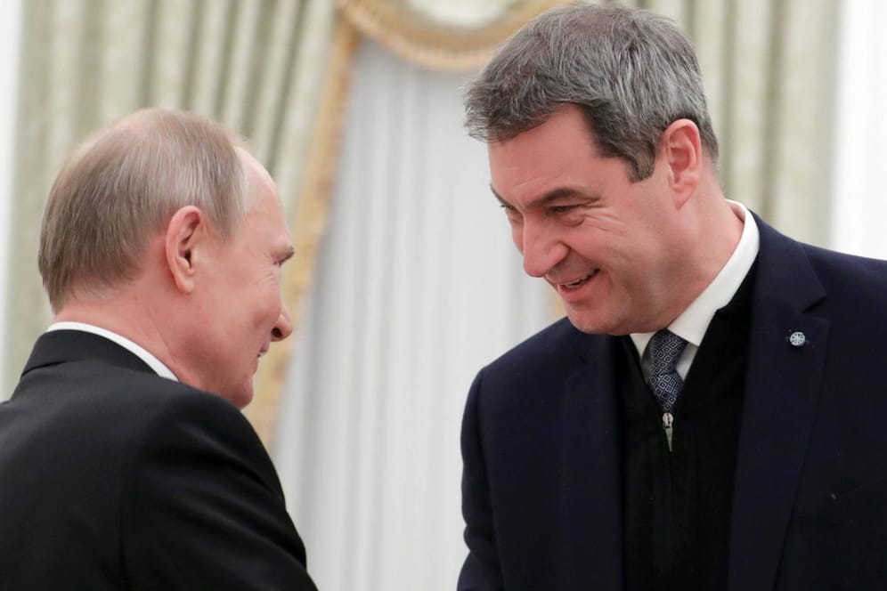 Markus Söder schüttelt die Hand von Wladimir Putin bei einem Besuch in Moskau (Archivbild): Der bayerische Ministerpräsident verteidigte die deutsche Russlandpolitik bei Lanz..