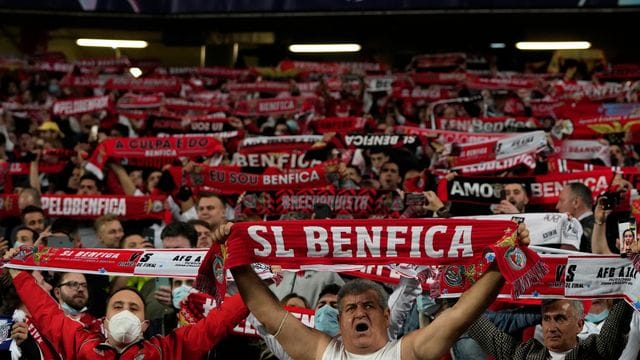 Fans von Benfica Lissabon bejubeln den Einzug ins Viertelfinale der Champions League.