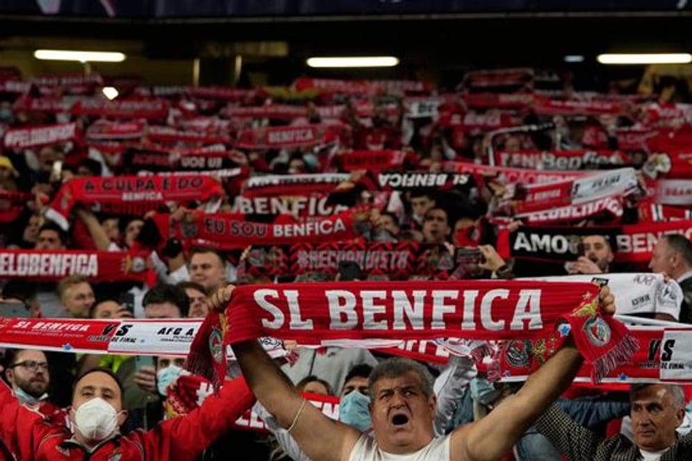 Fans von Benfica Lissabon bejubeln den Einzug ins Viertelfinale der Champions League.