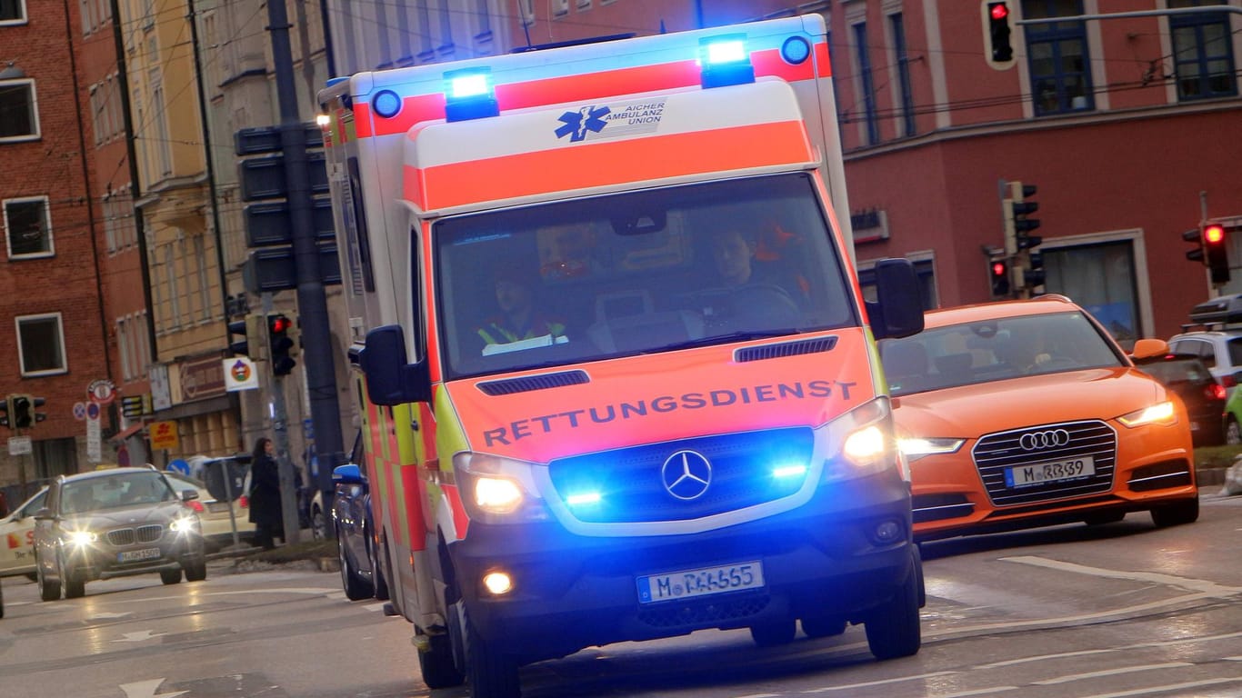 Notfall Rettungswagen mit Blaulicht unterwegs (Symbolbild): Die Arbeiter sind nach dem Unfall ins Krankenhaus gebracht worden.