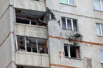 Ein beschädigtes Gebäude in Charkiw.