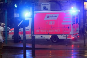Ein Rettungswagen während der Fahrt (Archivbild): In Recklinghausen hat ein Mann ein Kleinkind aus dem Wasser gezogen und wiederbelebt.