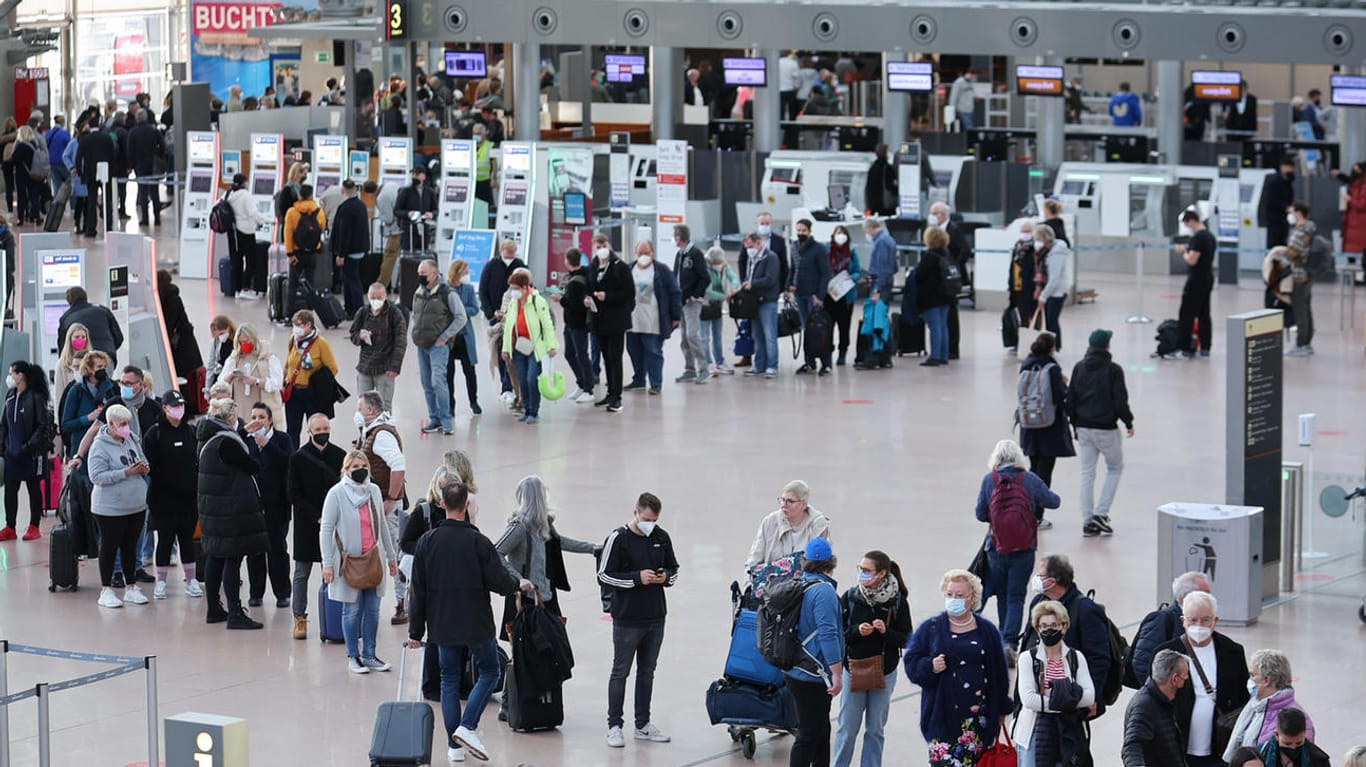 Reisende stehen in einer langen Schlange quer durch das Terminal. Nach den Warnstreiks der Gewerkschaft Verdi von Sicherheitskräften in der Fluggastkontrolle kam es am Morgen zu langen Wartezeiten.
