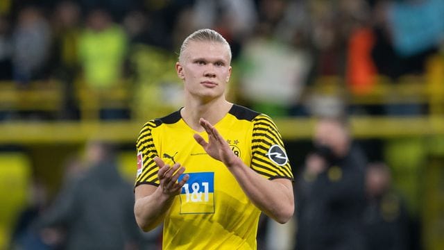 Erling Haaland soll einem Bericht der "Sun" zufolge bei einem Wechsel auch in einem neuen Vertrag auf eine Ausstiegsklausel bestehen. Erling Haaland soll einem Bericht der "Sun" zufolge bei einem Wechsel auch in einem neuen Vertrag auf eine Ausstiegsklausel bestehen.