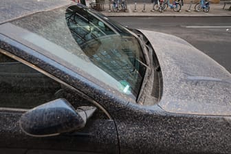 Ein Auto in der Stuttgarter Innenstadt ist von rötlichem Staub bedeckt: Südwestwinde haben Wüstensand aus der Sahara zu uns geweht.