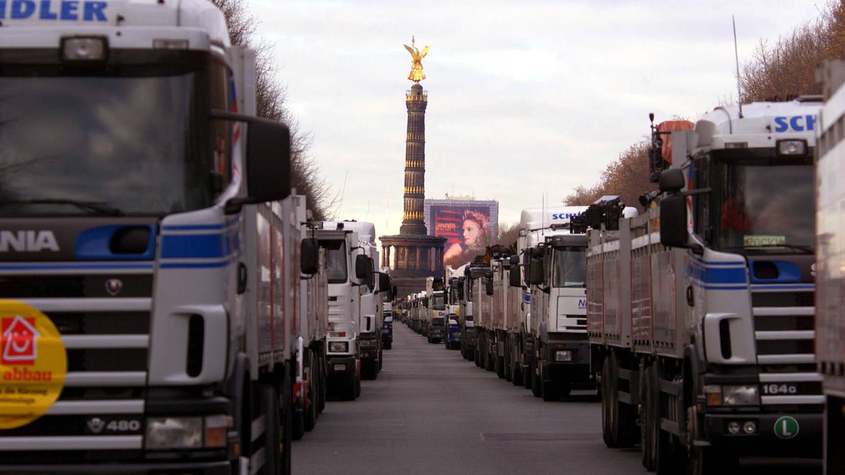 Mehrere Lkw an der Siegessäule in Berlin (Archivbild): Am Mittwoch waren diverse Konvois auf dem Weg in die Hauptstadt.