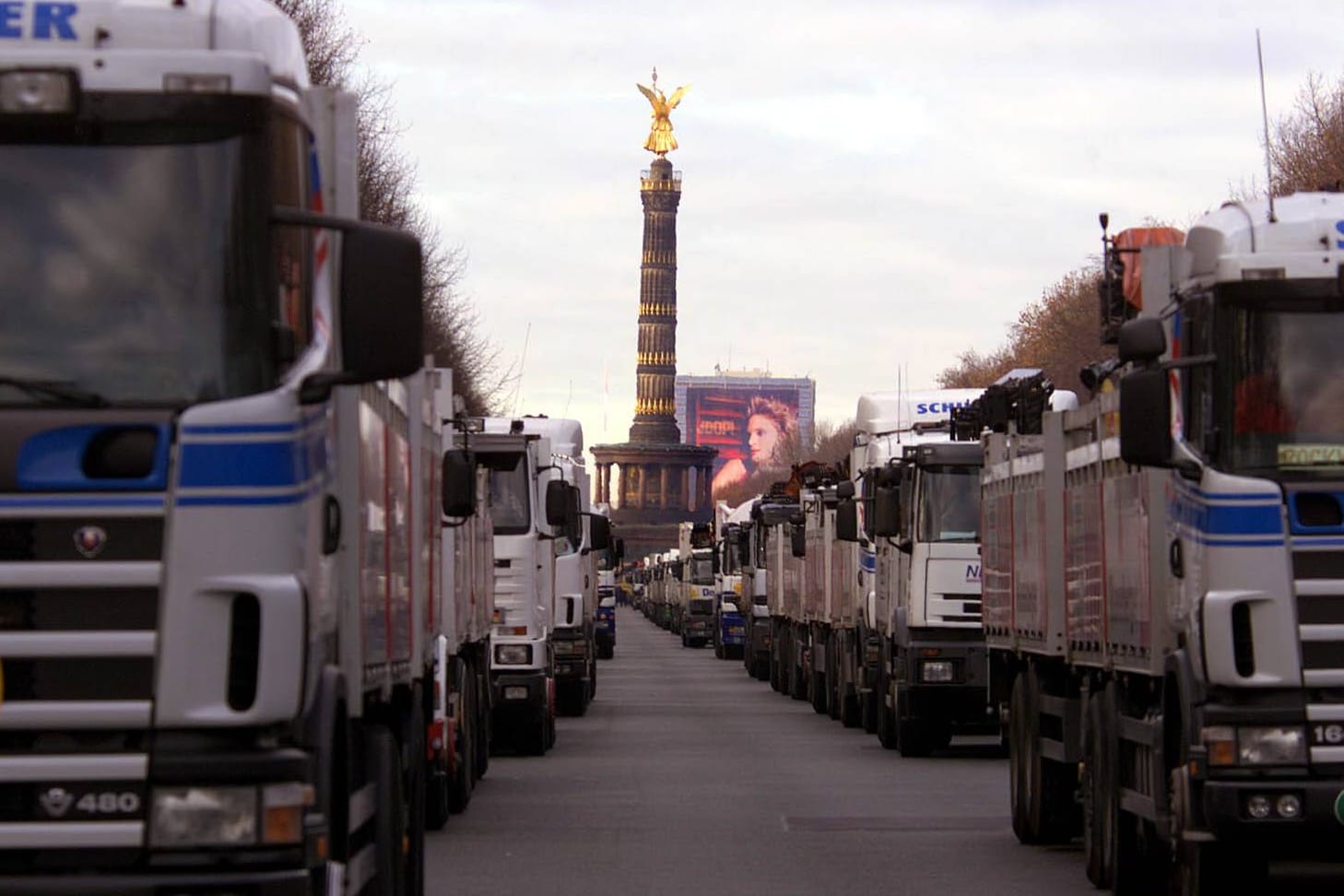 Mehrere Lkw an der Siegessäule in Berlin (Archivbild): Am Mittwoch waren diverse Konvois auf dem Weg in die Hauptstadt.