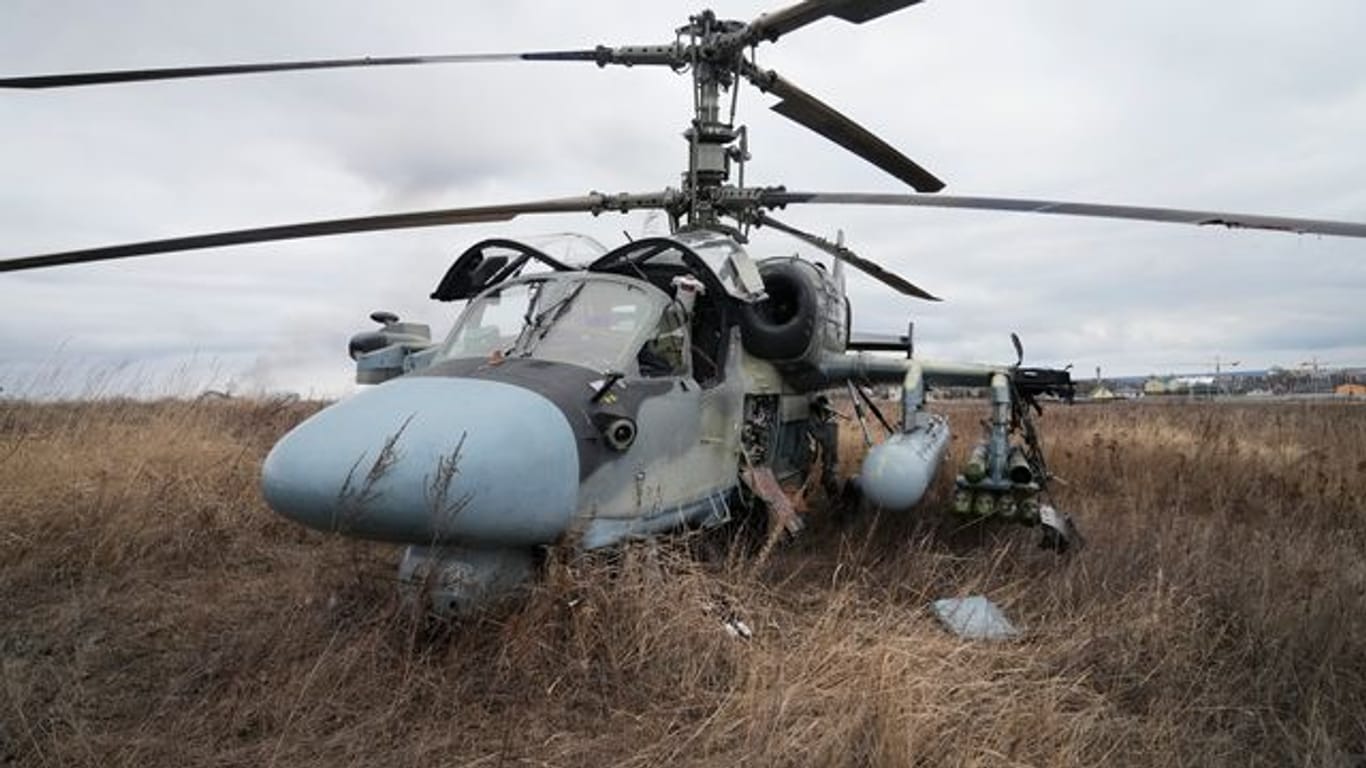 Ein russischer Ka-52-Kampfhubschrauber steht nach einer Notlandung außerhalb Kiews auf einem Feld.
