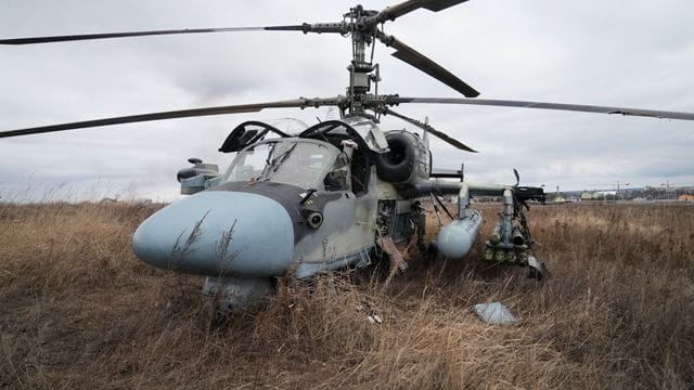 Ein russischer Ka-52-Kampfhubschrauber steht nach einer Notlandung außerhalb Kiews auf einem Feld.