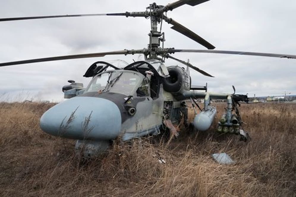 Ein russischer Ka-52-Kampfhubschrauber steht nach einer Notlandung außerhalb Kiews auf einem Feld.