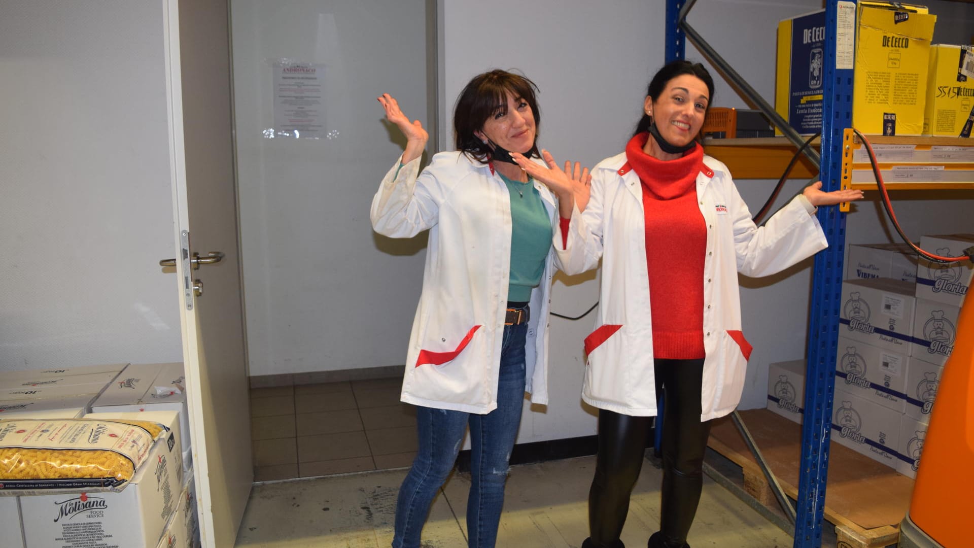 Die Verkäuferinnen Giovanna Mastrandrea (l.) und Anna Ferrara im Lager des Andronaco-Supermarkts in Köln-Ossendorf: Normalerweise lagert hier Sonnenblumenöl in 10 Liter-Kanistern.