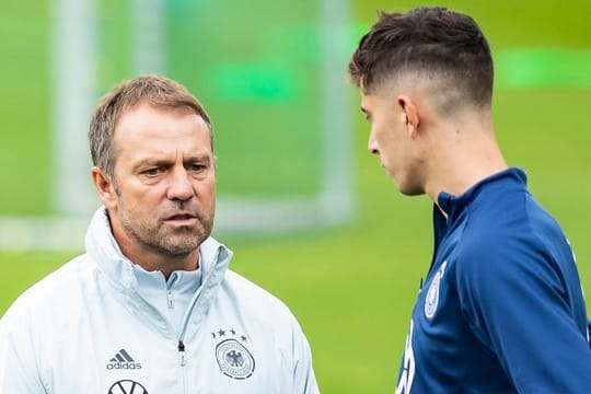 Bundestrainer Hansi Flick (l) und Kai Havertz.