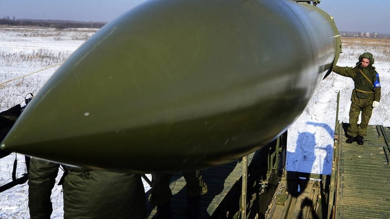 Russische Soldaten laden eine "Iskander-M" mit einer ballistischen Rakete: Die mobile Abschussbasis kann auch Marschflugkörper abfeuern. (Archivfoto)