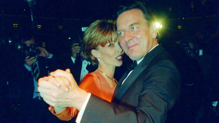 13. November 1998 in Bonn: Der damalige Bundeskanzler Schröder mit Doris Schröder-Köpf