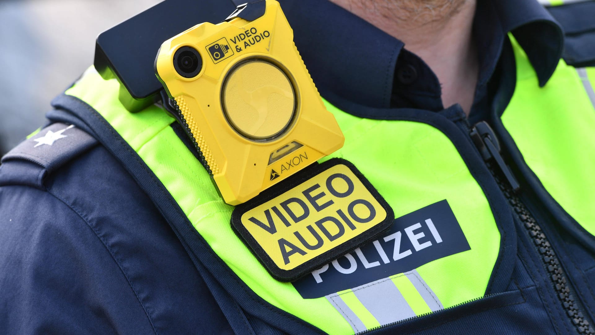 Bodycam bei der Polizei (Symbolbild): Sie sollen für eine bessere Tataufklärung sorgen. Bodycam bei der Polizei (Symbolbild): Sie sollen für eine bessere Tataufklärung sorgen.