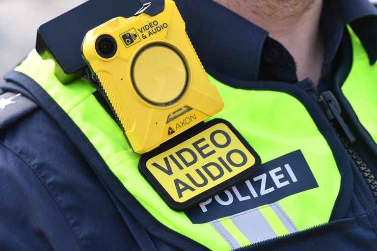 Bodycam bei der Polizei (Symbolbild): Sie sollen eigentlich für eine bessere Tataufklärung sorgen.