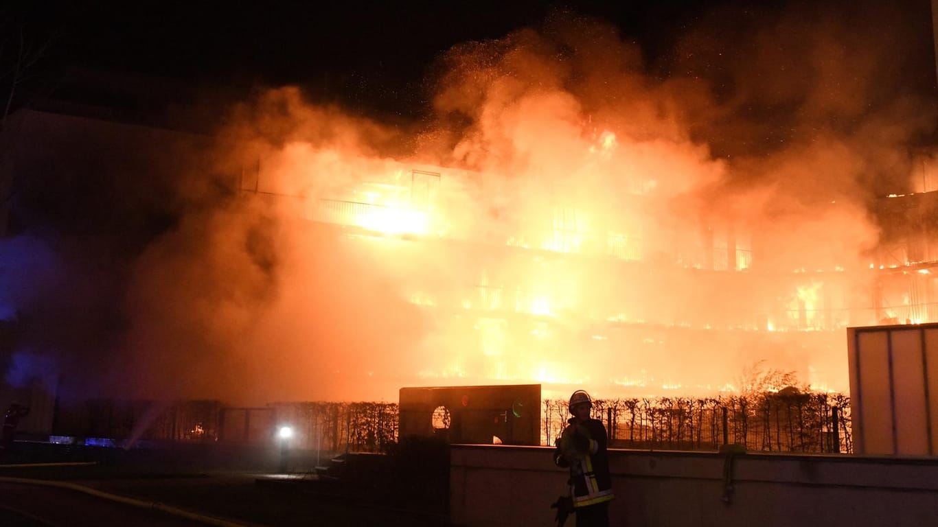 Flammen schlagen aus einem Wohnkomplex in voller Breite (Archivbild): Der Wohnblock im Essener Westviertel brannte am 21. Februar vollkommen aus.