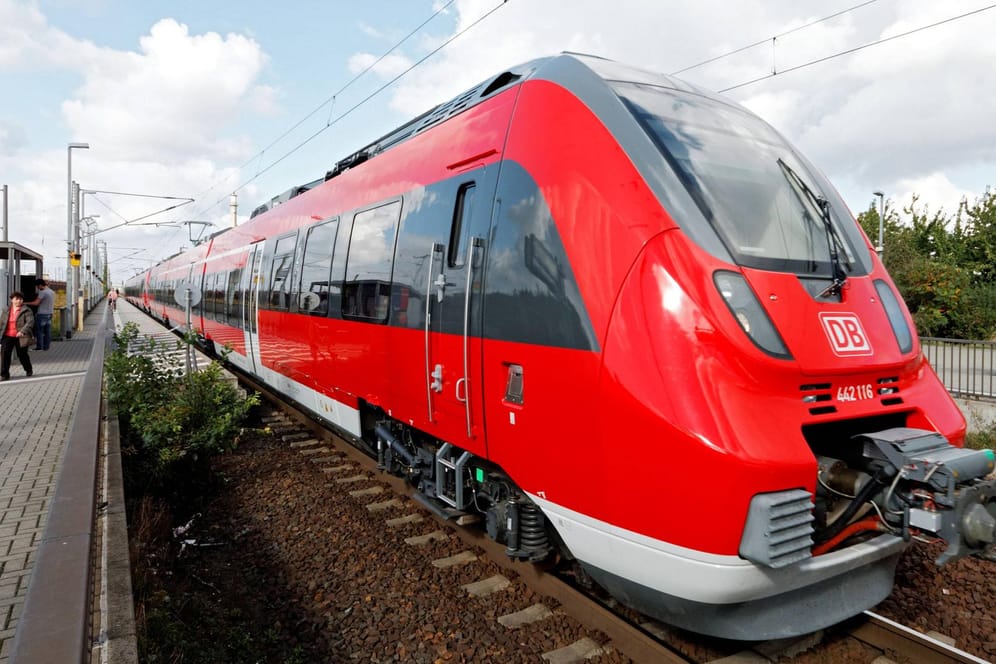 Ein Zug auf dem Weg zwischen Leipzig nach Dresden (Archivbild): Der Zug soll auch den Hauptbahnhöfen halten, um Geflüchteten die Möglichkeit zu geben, von dort privat weiterzureisen.