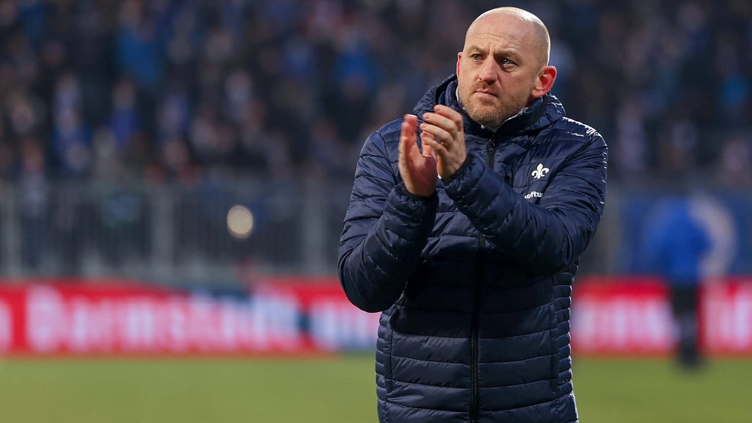 Große Geste: Darmstadt-Trainer Torsten Lieberknecht.