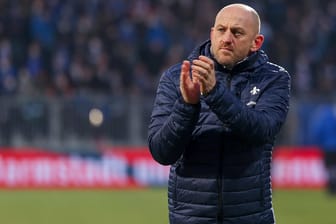 Große Geste: Darmstadt-Trainer Torsten Lieberknecht.