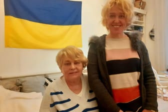 Svitlana Shevchenko (sitzend) und ihre Tochter Anzhelika Olefirenko: Sie sind dankbar, aber nicht glücklich.